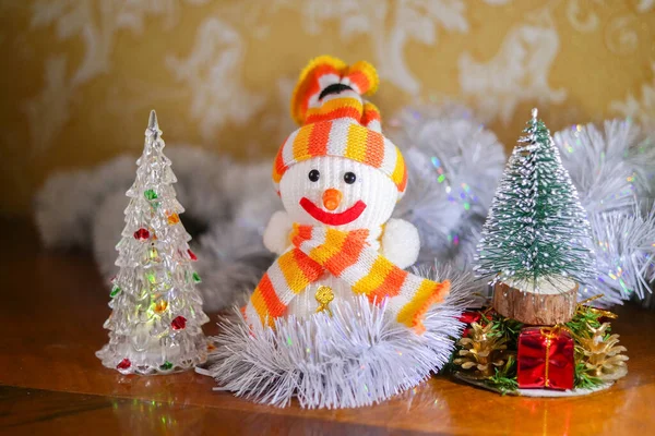 Vánoční Sněhulák Detailní Záběr Zdobeného Vánočního Stromečku Míčky Pozadí Zářivých — Stock fotografie