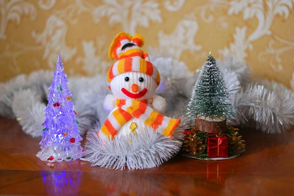 Рождественская Игрушка Снеговика Крупный План Украшенной Елки Шарами Фоне Мигающих — стоковое фото