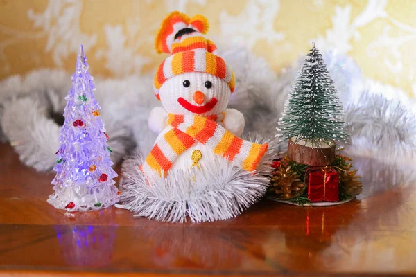 Рождественская Игрушка Снеговика Крупный План Украшенной Елки Шарами Фоне Мигающих — стоковое фото