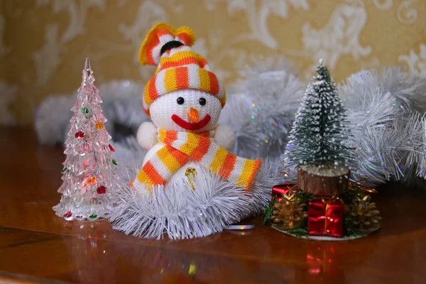 Świąteczna Zabawka Bałwana Zbliżenie Dekorowane Choinki Kulkami Tle Migających Jasnych — Zdjęcie stockowe