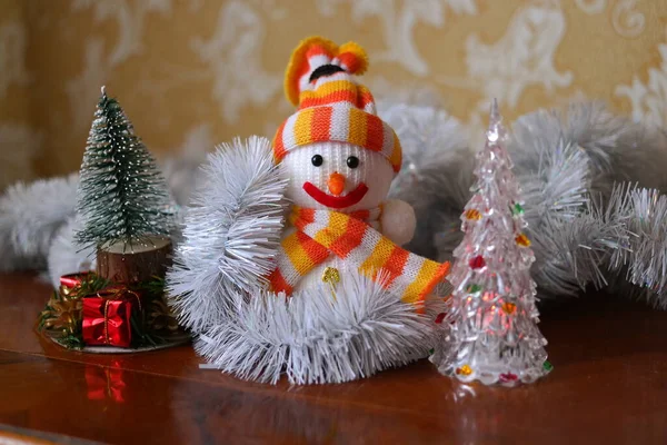 Noel Kardan Adam Oyuncağı Parlak Tatil Işıklarının Zemininde Topları Olan — Stok fotoğraf