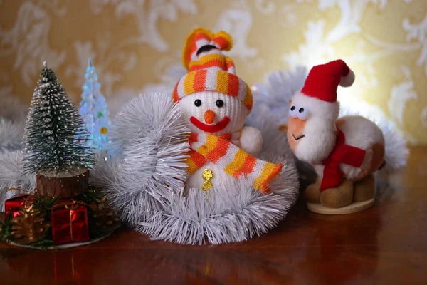 Świąteczna Zabawka Bałwana Zbliżenie Dekorowane Choinki Kulkami Tle Migających Jasnych — Zdjęcie stockowe
