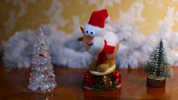 新年羊肉 中国黄道带 阿尔法 头戴冬假帽 头戴摇头的白羊羔 圣诞羊肉 圣诞装饰 圣诞树玩具 — 图库视频影像