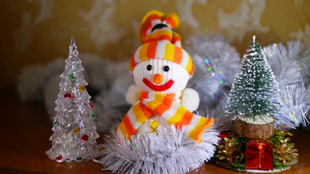 Świąteczna Zabawka Bałwana Zbliżenie Dekorowane Choinki Kulkami Tle Migających Jasnych — Wideo stockowe