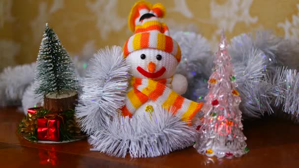Рождественская Игрушка Снеговика Крупный План Украшенной Елки Шарами Фоне Мигающих — стоковое видео
