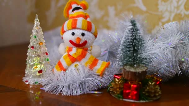 Рождественская Игрушка Снеговика Крупный План Украшенной Елки Шарами Фоне Мигающих — стоковое видео