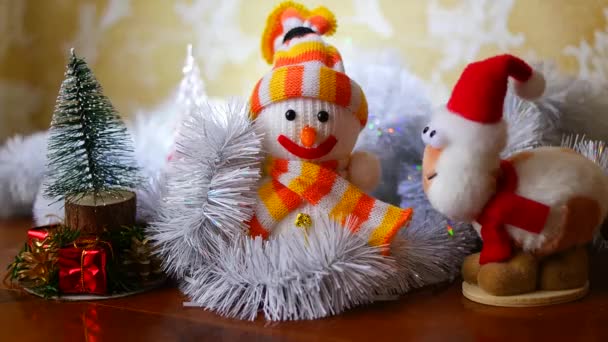 Noel Kardan Adam Oyuncağı Parlak Tatil Işıklarının Zemininde Topları Olan — Stok video