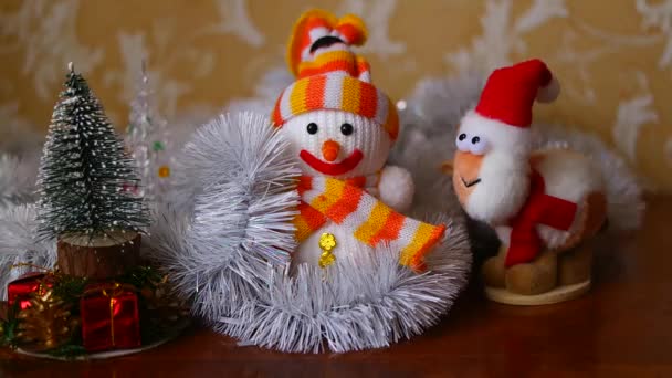 クリスマスの雪だるまのおもちゃ 明るい休日の光を点滅する背景にボールと装飾されたクリスマスツリーのクローズアップ スマート雪だるまのクローズアップ クリスマス飾りの詳細 — ストック動画