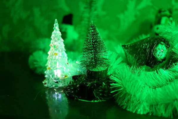 장난감 크리스마스 즐거운 불빛이요 스러운 크리스마스 장식들 크리스마스 트리를 집에서 — 스톡 사진