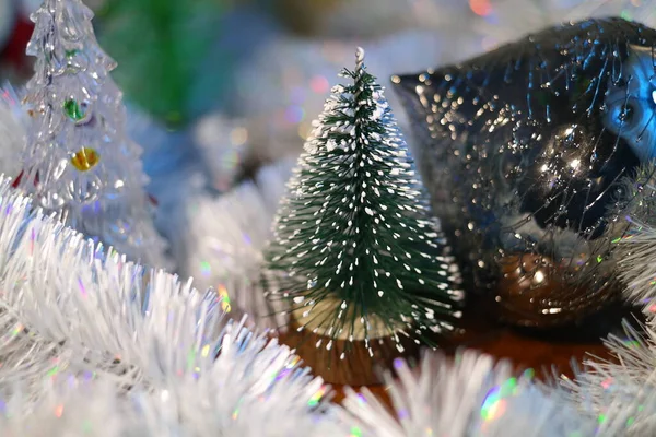 玩具圣诞树 新年装饰 节日气氛 仙女灯明亮的寒假灯火 老式圣诞装饰品 圣诞树的自制装饰品 — 图库照片