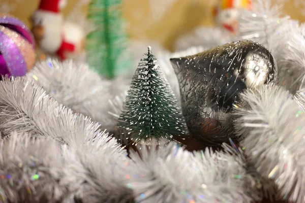 おもちゃのクリスマスツリー 新年の装飾 冬休みだ お祝いの気分 妖精の光 明るい冬の休日のライト ヴィンテージクリスマスの飾り クリスマスツリーの手作りの装飾 — ストック写真