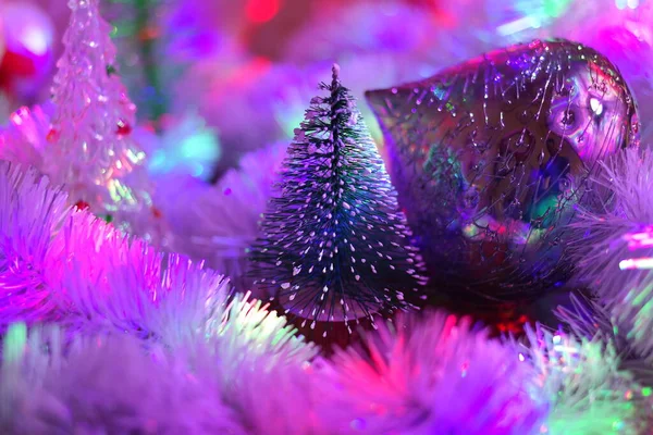 장난감 크리스마스 즐거운 불빛이요 스러운 크리스마스 장식들 크리스마스 트리를 집에서 — 스톡 사진