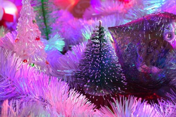 玩具圣诞树 新年装饰 节日气氛 仙女灯明亮的寒假灯火 老式圣诞装饰品 圣诞树的自制装饰品 — 图库照片
