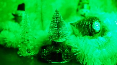 Oyuncak Noel ağacı. Yeni yıl süslemesi. Kış tatili Neşeli bir ruh hali. Peri ışıkları. Parlak kış tatili ışıkları. Klasik Noel süslemeleri. Noel ağacı için ev yapımı süslemeler.