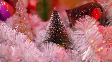 Oyuncak Noel ağacı. Yeni yıl süslemesi. Kış tatili Neşeli bir ruh hali. Peri ışıkları. Parlak kış tatili ışıkları. Klasik Noel süslemeleri. Noel ağacı için ev yapımı süslemeler.