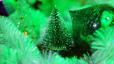 Oyuncak Noel ağacı. Yeni yıl süslemesi. Kış tatili Neşeli bir ruh hali. Peri ışıkları. Parlak kış tatili ışıkları. Klasik Noel süslemeleri. Noel ağacı için ev yapımı süslemeler.