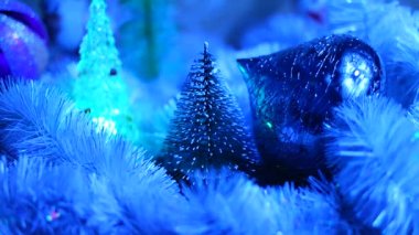 Oyuncak Noel ağacı. Yeni yıl süslemesi. Kış tatili Neşeli bir ruh hali. Peri ışıkları. Parlak kış tatili ışıkları. Klasik Noel süslemeleri. Noel ağacı için ev yapımı süslemeler.