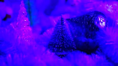 Oyuncak Noel ağacı. Yeni yıl süslemesi. Kış tatili Neşeli bir ruh hali. Peri ışıkları. Parlak kış tatili ışıkları. Klasik Noel süslemeleri. Noel ağacı için ev yapımı süslemeler.