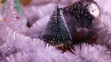 Oyuncak Noel ağacı. Yeni yıl süslemesi. Kış tatili Neşeli bir ruh hali. Peri ışıkları. Parlak kış tatili ışıkları. Klasik Noel süslemeleri. Noel ağacı için ev yapımı süslemeler.