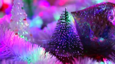 Oyuncak Noel ağacı. Yeni yıl süslemesi. Kış tatili Neşeli bir ruh hali. Peri ışıkları. Parlak kış tatili ışıkları. Klasik Noel süslemeleri. Noel ağacı için ev yapımı süslemeler.