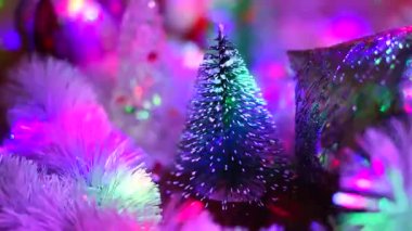 Oyuncak Noel ağacı. Yeni yıl süslemesi. Kış tatili Neşeli bir ruh hali. Peri ışıkları. Parlak kış tatili ışıkları. Klasik Noel süslemeleri. Noel ağacı için ev yapımı süslemeler.