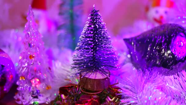 玩具圣诞树 新年装饰 节日气氛 仙女灯明亮的寒假灯火 老式圣诞装饰品 圣诞树的自制装饰品 — 图库视频影像