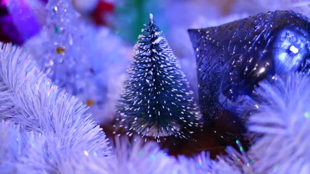 おもちゃのクリスマスツリー 新年の装飾 冬休みだ お祝いの気分 妖精の光 明るい冬の休日のライト ヴィンテージクリスマスの飾り クリスマスツリーの手作りの装飾 — ストック動画