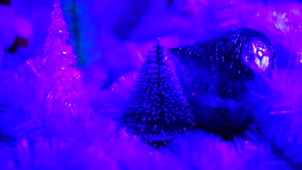 Игрушечная Елка Новогоднее Украшение Зимние Каникулы Праздничное Настроение Волшебные Огни — стоковое видео