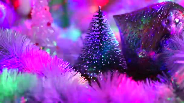 玩具圣诞树 新年装饰 节日气氛 仙女灯明亮的寒假灯火 老式圣诞装饰品 圣诞树的自制装饰品 — 图库视频影像