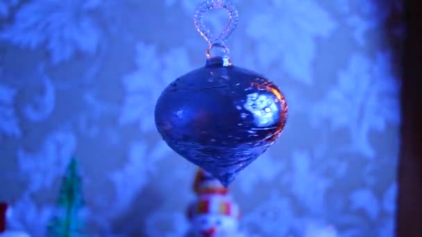 ヴィンテージクリスマスのおもちゃ クリスマスボール 休日の装飾 ガラスのおもちゃ とても古いクリスマスの飾り — ストック動画