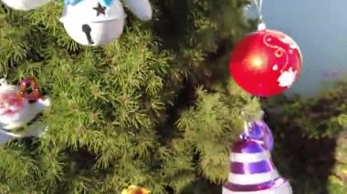 Oyuncak kardan adam. Ağaçtaki kardan adam. Yeni yıl. Noel ağacı. Klasik Noel oyuncakları. Kardan adam ve yılbaşı baloları. kış tatili.
