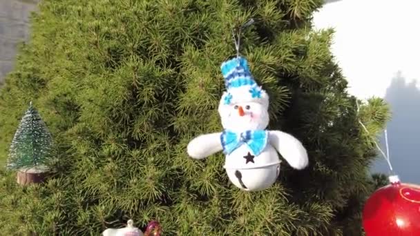 Χιονάνθρωπος Παιχνίδι Χιονάνθρωπος Στο Δέντρο Πρωτοχρονιά Χριστουγεννιάτικο Δέντρο Χριστουγεννιάτικα Παιχνίδια — Αρχείο Βίντεο