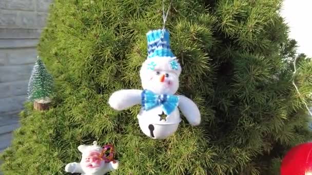 おもちゃの雪だるま 木の上の雪だるま クリスマスツリー ヴィンテージクリスマスのおもちゃ 雪の上の雪だるまとクリスマスボール 冬休み — ストック動画