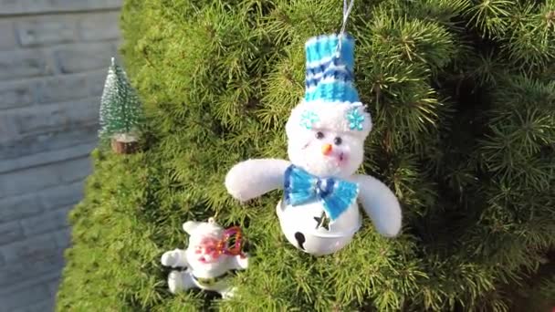 玩具雪人 树上的雪人 圣诞树 老式圣诞玩具 雪人和圣诞节的球在雪地上 — 图库视频影像