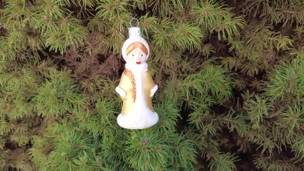 玩具雪人 雪女新年 圣诞仙女圣诞树 老式圣诞玩具 雪人和圣诞节的球在雪地上 — 图库视频影像