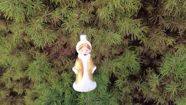 おもちゃの雪だるま 雪女だ クリスマス フェアリー クリスマスツリー ヴィンテージクリスマスのおもちゃ 雪の上の雪だるまとクリスマスボール 冬休み — ストック動画