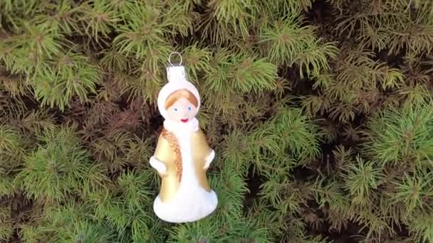 おもちゃの雪だるま 雪女だ クリスマス フェアリー クリスマスツリー ヴィンテージクリスマスのおもちゃ 雪の上の雪だるまとクリスマスボール 冬休み — ストック動画