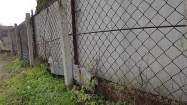 Gri çit. Çit örgüsü. beton gri çit