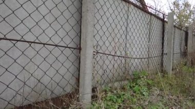 Gri çit. Çit örgüsü. beton gri çit