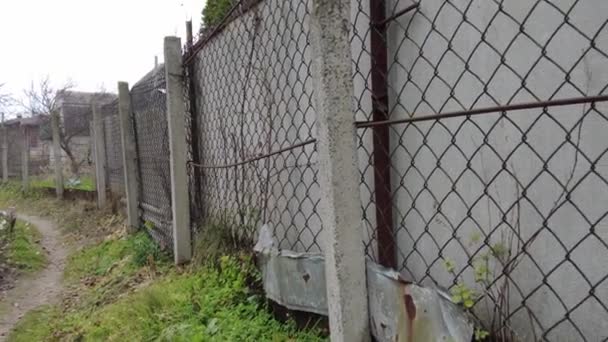 灰色栅栏 网状栅栏 混凝土灰墙 — 图库视频影像