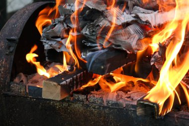 Yanan odun ve kağıt. Yakacak odun yanıyor. Ateş dilleri. turuncu alev. Şenlik. Odun ateşinde pişirme. Yakacak odun barbekü yapmak için yanıyor.