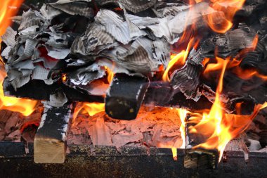 Yanan odun ve kağıt. Yakacak odun yanıyor. Ateş dilleri. turuncu alev. Şenlik. Odun ateşinde pişirme. Yakacak odun barbekü yapmak için yanıyor.