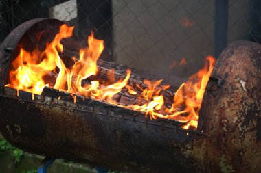 Yanan odun ve kağıt. Yakacak odun yanıyor. Ateş dilleri. turuncu alev. Şenlik. Odun ateşinde pişirme. Yakacak odun barbekü yapmak için yanıyor.