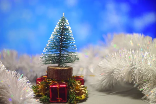 장난감 크리스마스 아름다운 크리스마스 정원으로 클래식 나무어두운 반짝이는 크리스마스의 — 스톡 사진