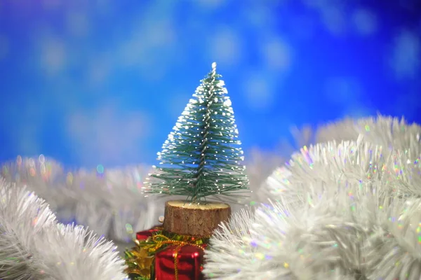 Játékfa Karácsonyfa Gyönyörű Zöld Karácsonyfa Díszített Labdák Koszorúk Klasszikus Zöld — Stock Fotó