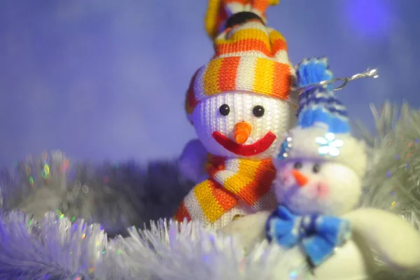 雪人玩具 圣诞节的雪人 在雪地里快乐的雪人家庭 雪人和圣诞舞会在雪地上举行 — 图库照片
