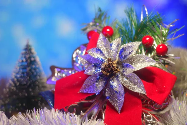 크리스마스 크리스마스볼 크리스마스 트리를 장식하고 선택적 배경에 전나무 가지가 크리스마스 — 스톡 사진