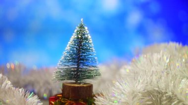 Oyuncak ağacı. Noel ağacı. Toplar ve çelenklerle süslenmiş güzel yeşil Noel ağacı. Karanlık odada parıldayan çelenklerle klasik yeşil yeni yıl ağacı. Noel arkaplanı