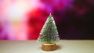 Oyuncak ağacı. Noel ağacı. Toplar ve çelenklerle süslenmiş güzel yeşil Noel ağacı. Karanlık odada parıldayan çelenklerle klasik yeşil yeni yıl ağacı. Noel arkaplanı