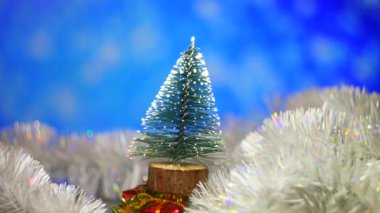 Oyuncak ağacı. Noel ağacı. Toplar ve çelenklerle süslenmiş güzel yeşil Noel ağacı. Karanlık odada parıldayan çelenklerle klasik yeşil yeni yıl ağacı. Noel arkaplanı